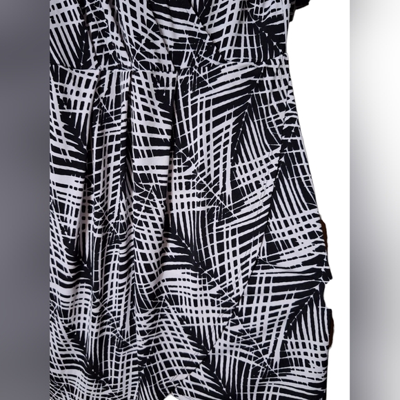 Apt 9 S Women’s Size  PL Dress Short Sleeve Stretch Wrap Black/white Print Knee - Picture 4 of 4